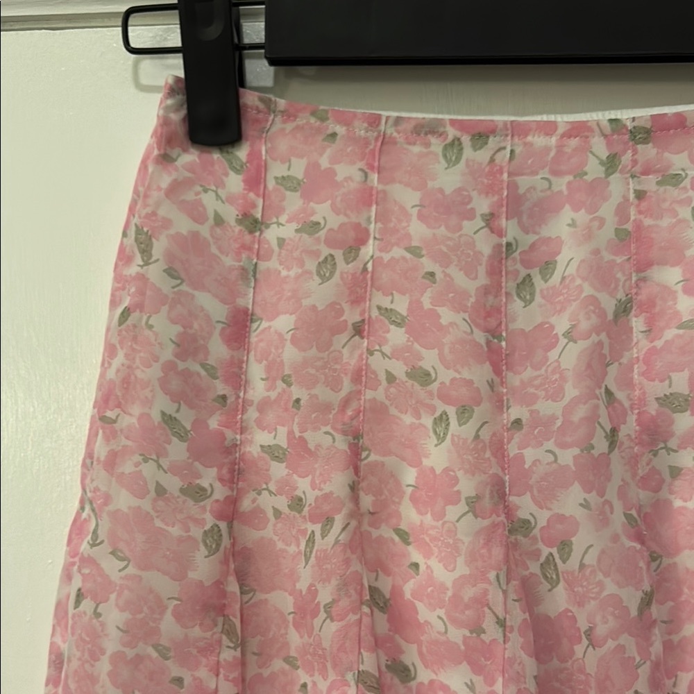 NWT Hollister: Ultra High-Rise Seamed Skort in Pink Floral - Picture 2 of 6